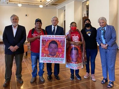 López Obrador junto a Olga Sánchez Cordero, Alejandro Encinas y padres de los 43 de Ayotzinapa, en julio de 2020.