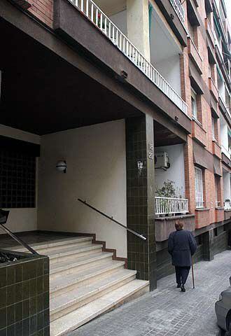 Domicilio de la mujer acuchillada ayer en Barcelona.