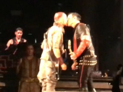 Paul Landers y Richard Kruspe dándose un beso durante el concierto de Rammstein en Moscú (Rusia).