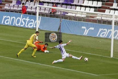 Javi Guerra intenta el remate en una ocasión del Valladolid.