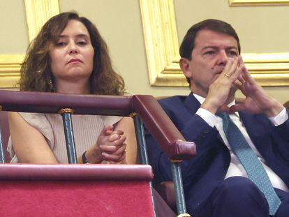 La presidenta de la Comunidad de Madrid, Isabel Díaz Ayuso, y el de Castilla y León, Alfonso Fernández Mañueco, en la tribuna de invitados durante el debate de investidura en el Congreso, este miércoles.