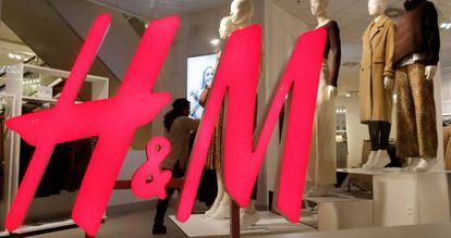 Logo de H&amp;M en una tienda de Z&uacute;rich (Suiza).