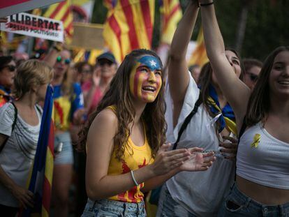 Una joven con la cara pintada con la bandera independentista de Cataluña participa en la marcha independentista de la Diada del año pasado.