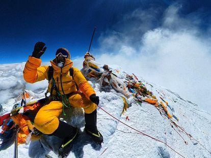 David Goettler, en la cima del Everest el 21 de mayo, en una imagen facilitada por el alpinista.