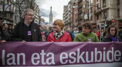 Adolfo Muñoz "Txiki" (i) y Ainhoa Etxaide (2i), Secretarios Generales de los sindicatos ELA y LAB respectivamente, charlan durante la manifestación convocada por los sindicatos ELA, LAB, ESK, STEE-EILAS, EHNE, HIRU, CGT-LKN y CNT y medio centenar de organizaciones sociales en demanda de un nuevo modelo social y económico.