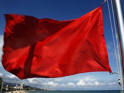 Bandera vermella a la platja de Badalona.