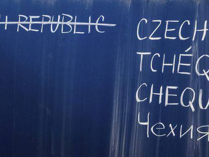 Una pizarra muestra en distintos idiomas, el nuevo nombre para la Rep&uacute;blica Checa.