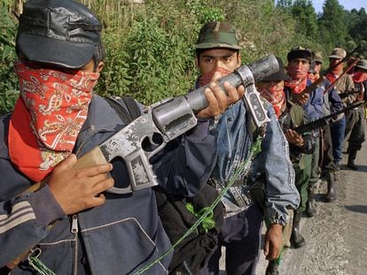 Guerrilleros del Ejército Zapatisata de Liberación Nacional establecen un retén carretero cerca de San Cristóbal de las Casas, el 3 de enero de 1994.