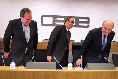 Jesús Terciado, a la izquierda, Juan Rosell y José María Lacasa, en la junta directiva de ayer.