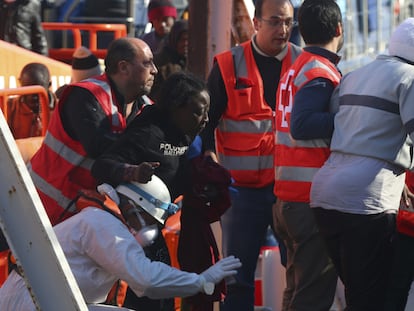 Varios de los inmigrantes rescatados de la patera localizada el 5 de diciembre de 2014 en aguas del mar de Alborán, a su llegada al puerto de Almería.