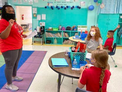 Un aula de primaria en un centro de Lauderdale (Misisipi), que ha abierto sus escuelas esta semana.