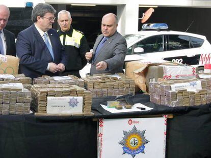 El alcalde de Bilbao observa el mayor alijo de droga incautado por la Policía Municipal.