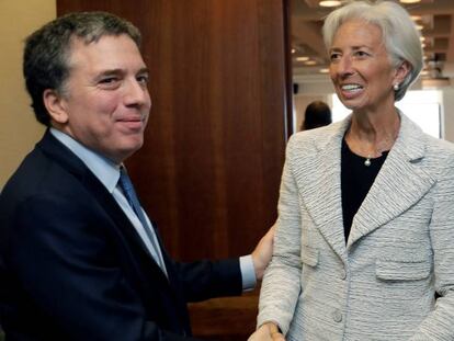 El secretario del Tesoro argentino, Nicol&aacute;s Dujovne, estrecha la mano de Christine Lagarde, directora del FMI.