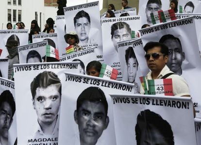 Estudiantes de Bolivia portan pancartas con los rostros de los 43 desaparecidos en Ayotzinapa. En su capital, La Paz, se han solidarizado también con una marcha por los desaparecidos en México.
