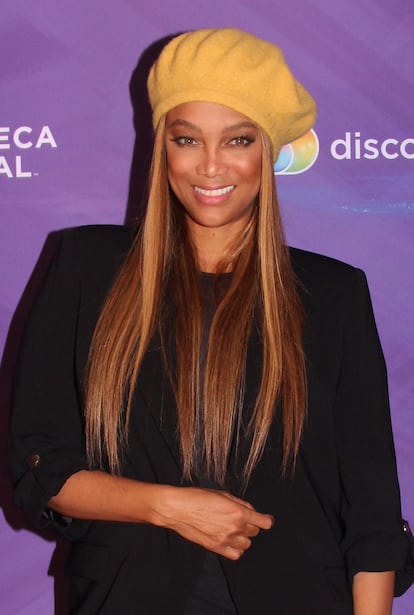 En 2016 Tyra Banks, de 42 años, cumplía su sueño de ser madre junto a su novio, el fotógrafo Erik Asla, de un niño gestado a través de un vientre de alquiler, y al que llamaron York Banks Asla. Para anunciar su nacimiento, la modelo y actriz publicaba una fotografía de un gorrito de punto y el siguiente mensaje: “El mejor regalo por el que nosotros hemos trabajado y rezado de forma muy insistente está finalmente aquí. Él tiene mis dedos y mis grandes ojos y la boca y barbilla de su padre, Erik. Por lo tanto, tenemos que dar las gracias al ángel que es la mujer que ha llevado para nosotros nuestro bebé milagro; rezamos por todos aquellos que luchan por alcanzar esta alegre joya. York Banks Asla, bienvenido al mundo”.