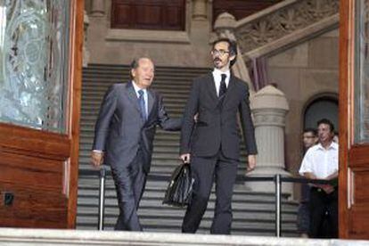 El expresidente del Barcelona José Luis Núñez y su hijo, en 2011, tras ser condenados por el 'caso Hacienda'.