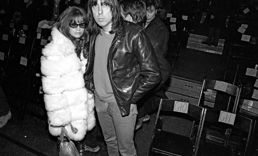 Johnny Ramone con su mujer Linda, exnovia de Joey Ramone, en la Semana de la Moda de Nueva York en 1994. Johnny y Joey dejaron de hablarse en 1981, cuando Joey descubrió la relación de Johnny y Linda.