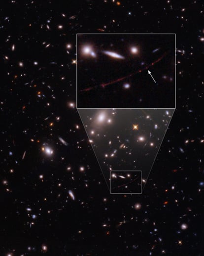 La imagen tomada por el 'Hubble' con la galaxia donde está Earendel señalada por una flecha.