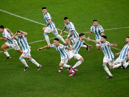 Los jugadores de la selección argentina celebran la victoria contra Francia en la final del Mundial.