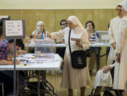 Varias monjas votan en un colegio electoral de Murcia