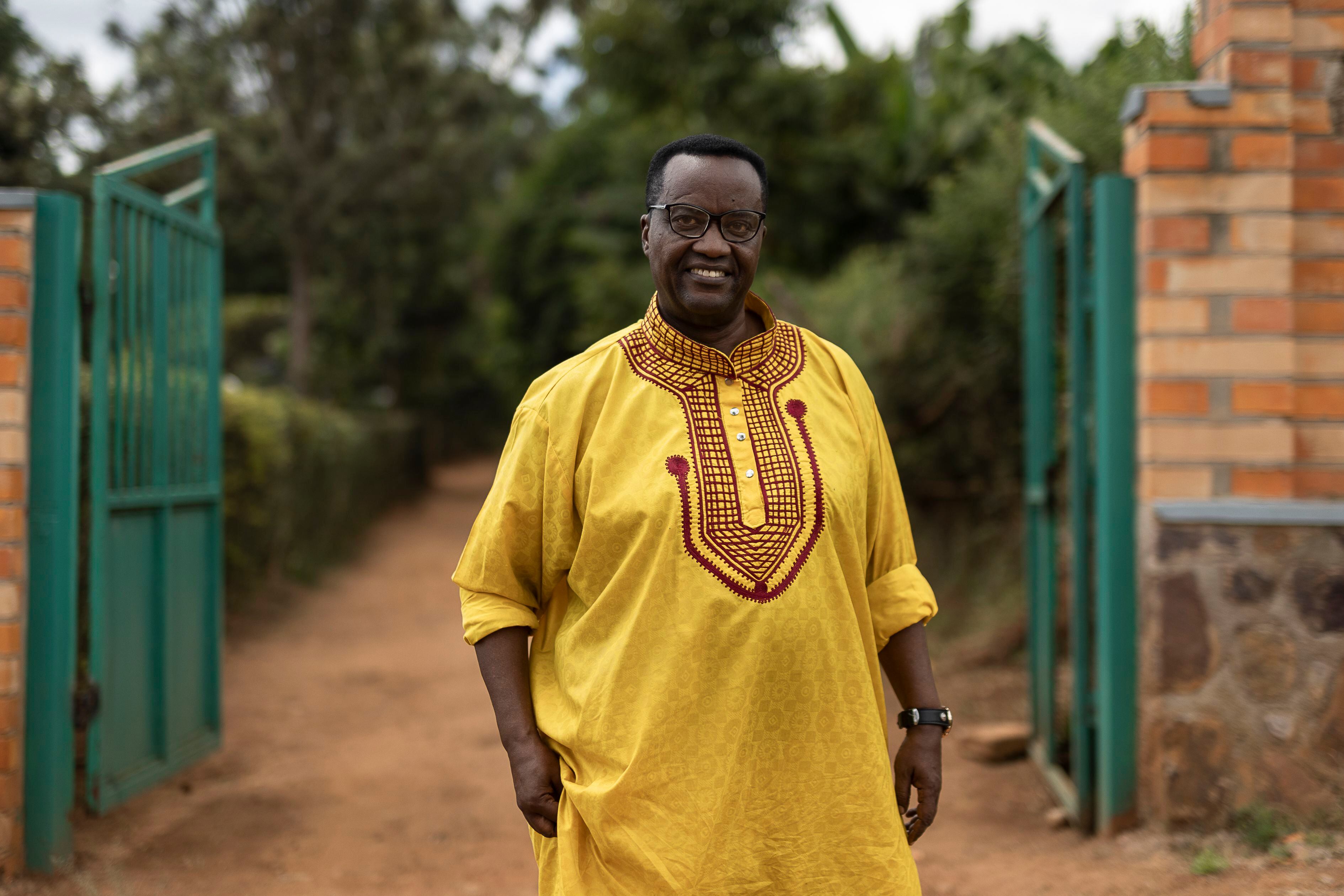 Rutakayile Bizoza, el psiquiatra más experimentado de Ruanda, posa a las puertas del hospital geropsiquiátrico Ndera de Kigali, donde trabaja.