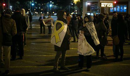 Varias personas en la manifestación de la avenida de Meridiana de Barcelona.