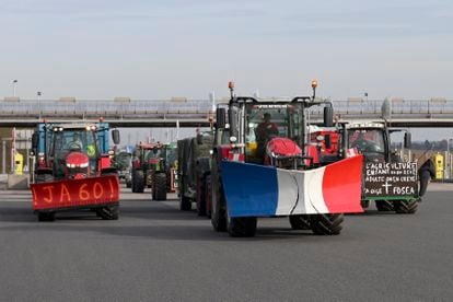Los agricultores conducen sus tractores por una autovía en sentido París, cerca de Chamant, al norte de la capital.