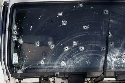 Impactos de bala sobre el parabrisas del camión con el que el autor del atentado arrolló a la multitud.