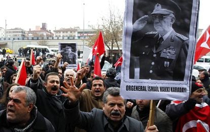 Manifestantes turcos apoyan al general retirado Ismail Hakki Karadayi.