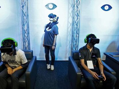 Tres usuarios prueban las gafas de realidad aumentada Oculus Rift, el a&ntilde;o pasado en una feria japonesa.