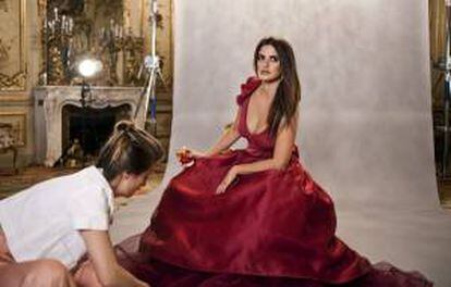 Imagen facilitada por Campari de la actriz Penélope Cruz durante una de las sesiones fotográficas para el Calendario Campari 2013, en las que llevó a vestir 14 vestidos distintos de reminiscencias clásicas. El calendario se presentará el 13 de noviembre en Milán.