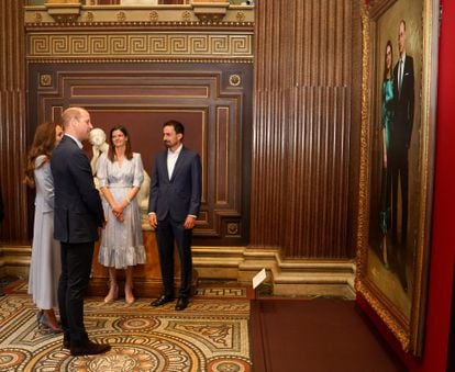 Guillermo y Kate, duques de Cambridge, observan su retrato oficial junto al artista Jamie Coreth en el Museo Fitzwilliam de Cambridge, el 23 de junio 2022.