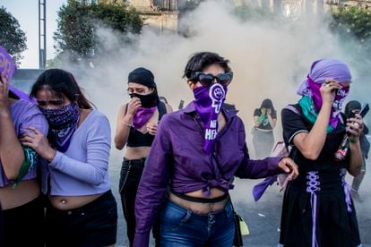 Mujeres participan en la marcha frente a la Catedral Metropolitana. 