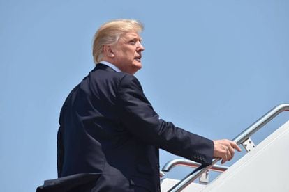 Donald Trump sube al Air Force One para volar a Arizona, el martes.