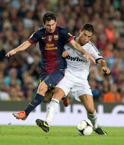 Messi y Cristiano luchan por el balón durante el partido de Supercopa.