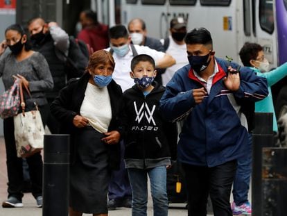 Un grupo de personas camina en Ciudad de México, durante la pandemia por coivd-19, en una imagen de archivo.