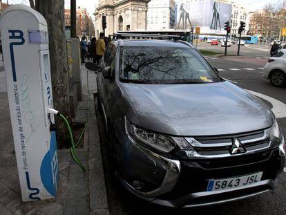  Coche eléctrico en una estación de carga, en Madrid. 