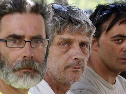 Luis Fernández, Jordi Linares y Rafael González mantienen una huelga de hambre ante el Congreso.
