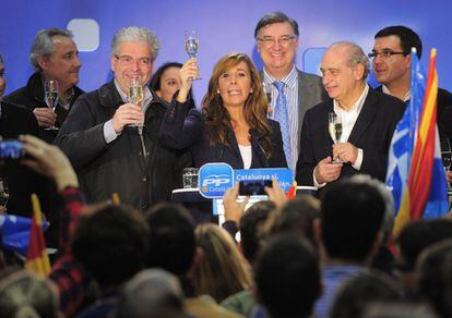 La candidata de PP, Alicia Sánchez-Camacho, el ministro del Interior, Jorge Fernández Díaz y otros miembros del partido, celebran los resultados electorales.