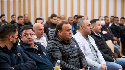 Juicio en la Audiencia de Pontevedra con Juan Carlos Santorum (primero por la derecha) y otros acusados en el banquillo.