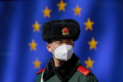Un soldado monta guardia tras una rueda de prensa de la Unión Europea sobre la invasión rusa a gran escala de un año en Ucrania, en Pekín, China, este viernes.

