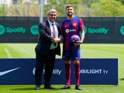 Iñigo Martínez junto a Joan Laporta, presidente del club, tras ser presentado como nuevo jugador del FC Barcelona.