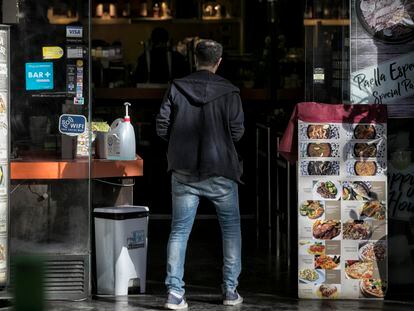 Un cliente entra en un restaurante de La Rambla de Barcelona, donde la mitad de los locales no piden el certificado covid para acceder.