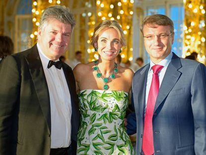 Corinna zu Sayn-Wittgenstein, Juan Villalonga y y el exministro y hombre de negocios ruso Herman Gref en el Festival de las Noches Blancas en San Petersburgo el 21 de junio de 2014.