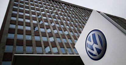 Logo de Volkswagen en un edificio de la compa&ntilde;&iacute;a en Wolfsburgo, Alemania.