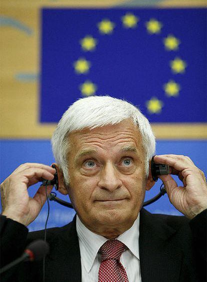 El nuevo presidente del Parlamento Europeo, el polaco Jerzy Buzek, pronuncia un discurso durante la rueda de prensa en Estrasburgo.