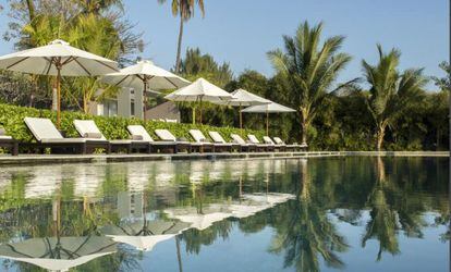 The Lombok Lodge, Pemenang, Indonesia. Ofrece nueve suites de lujo, con vistas sobre la bahía Medana de Lombok. Diseño contemporáneo, tiene todos los servicios y varias piscinas al pie del mar.