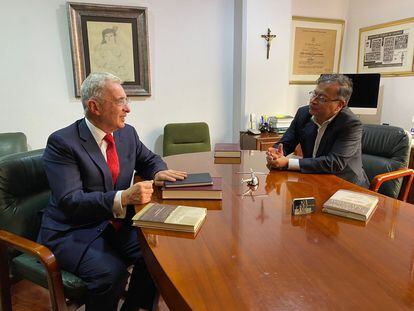 Gustavo Petro y el exmandatario Álvaro Uribe durante una reunión, en junio de 2022.