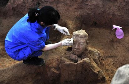 Una arque&oacute;loga china trabaja en la limpieza de uno de los nuevos guerreros de terracota reci&eacute;n descubiertos en Xian, el julio pasado.