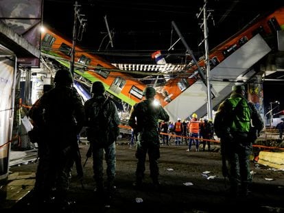 Soldados trabajan en el colapso del metro la noche del accidente el 3 de mayo de 2021.
